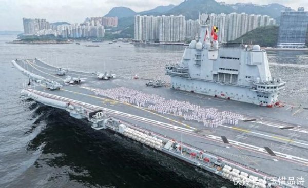 51配资 国产航母访问香港，港人沸腾了。英国航母出来秀肌肉，中途溜了。