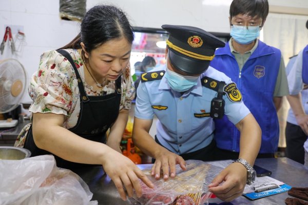 配先查 肉串哪来的？油污往哪排？金山张堰夜市“体检”都要查清